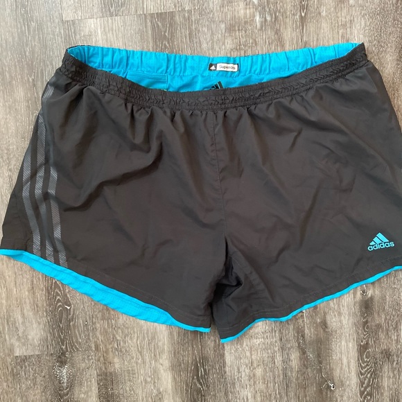 Women’s ADIDAS shorts size LARGE 5” inseam - Picture 2 of 3